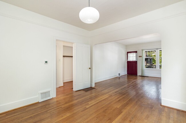 Building Photo - 2Bd/1Ba Seattle Home