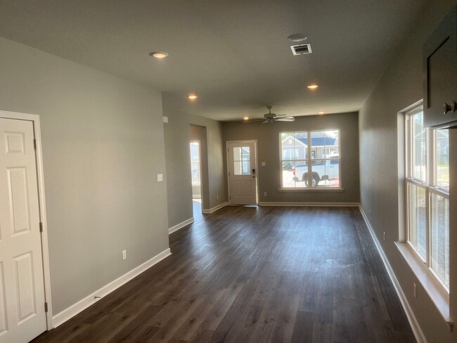 Building Photo - 3 Bed 3 Bath Home