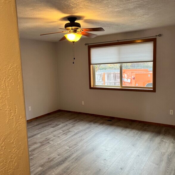 Master bedroom - 107 Applewood Dr