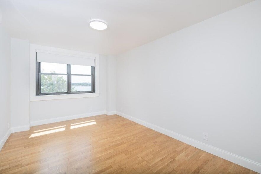 Building Photo - 1422 Columbia Rd