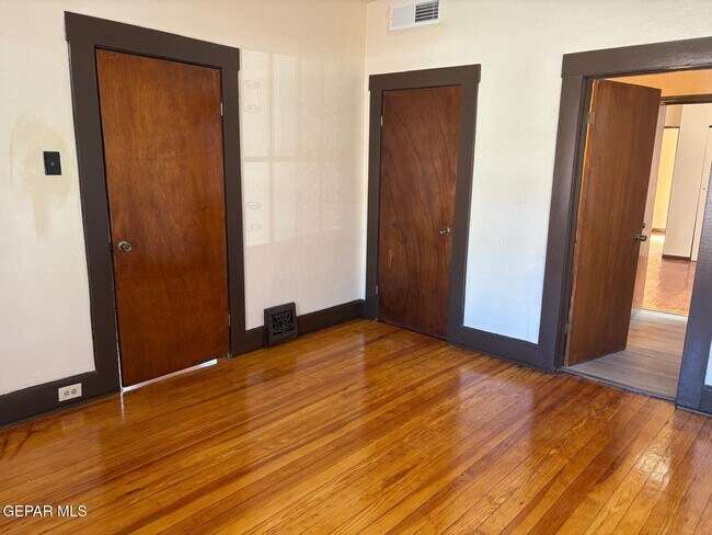 Building Photo - 3418 Pershing Dr