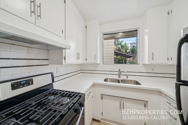 Building Photo - 1215 Hayworth Ave