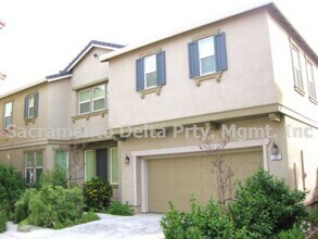Building Photo - Great 3 bedroom 3 bath home