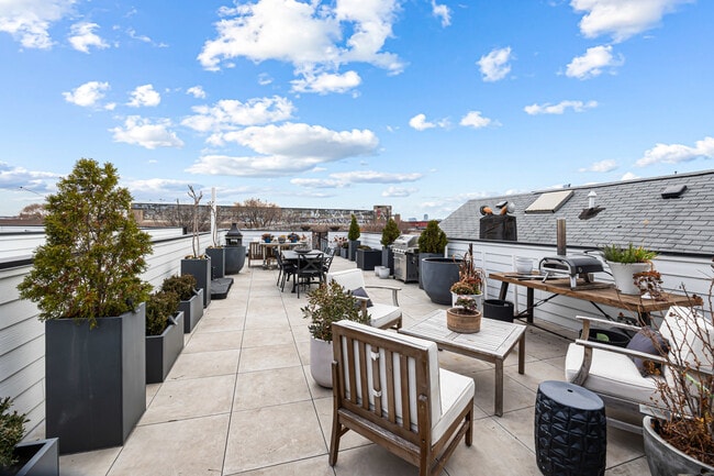 Building Photo - 1738 W 17th St