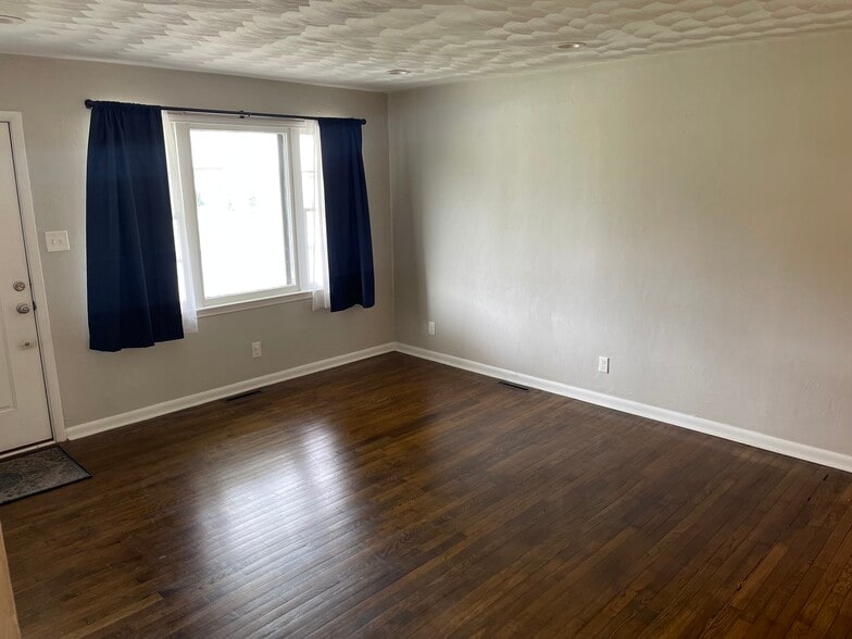 Building Photo - 1503 Ellington Sq