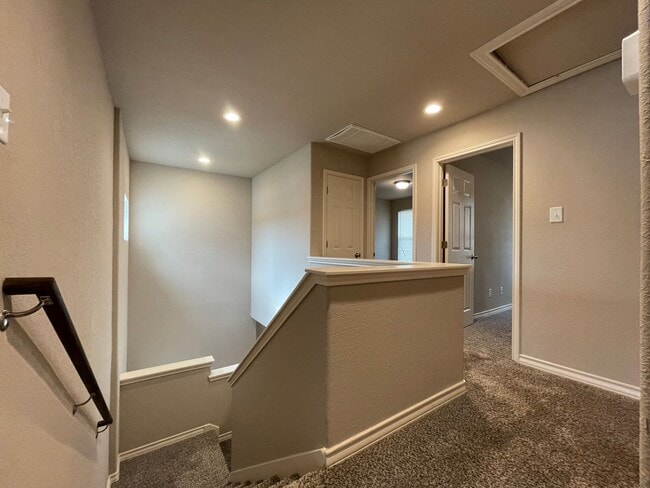 Building Photo - Townhome for rent