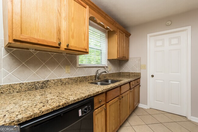 Building Photo - 8560 Glenwoods Dr