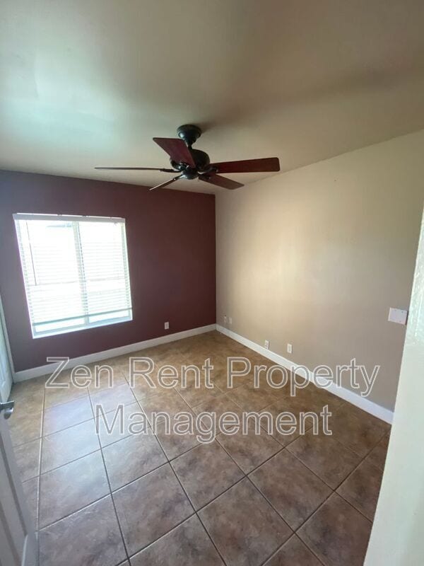 Building Photo - 815 W Juanita Cir