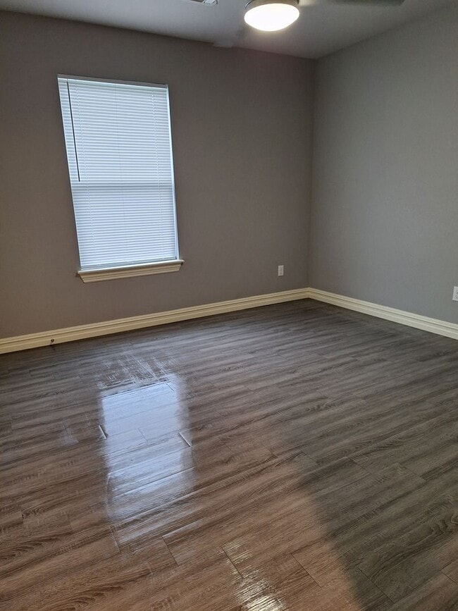 Building Photo - 3 bedroom Duplex with move in special