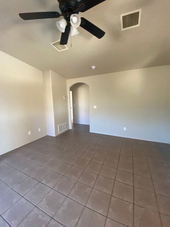 Building Photo - 4 Bedroom, 2 Bathroom House Available Now!