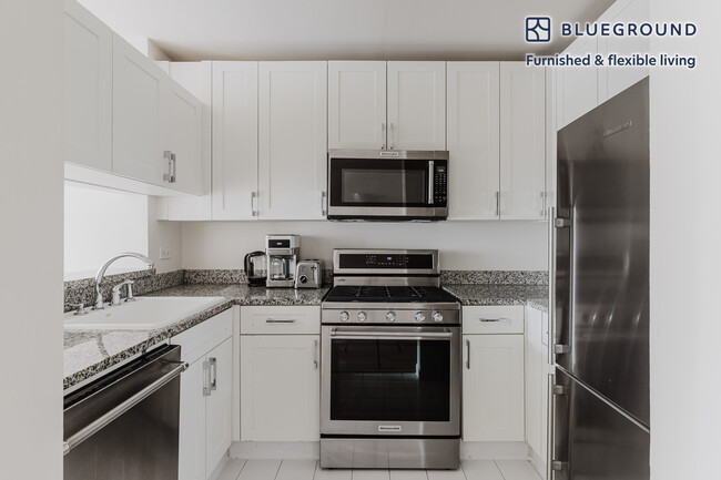 Building Photo - 255 W 94th St