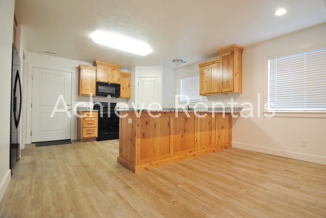 Building Photo - 3 Bed / 1.5 Bath Townhome in Tremonton – Great Location!
