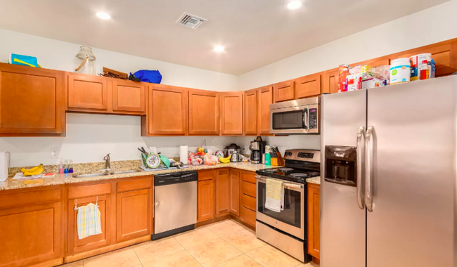 Building Photo - FULLY REMODELED HOME WITHIN A SHORT DISTAN...