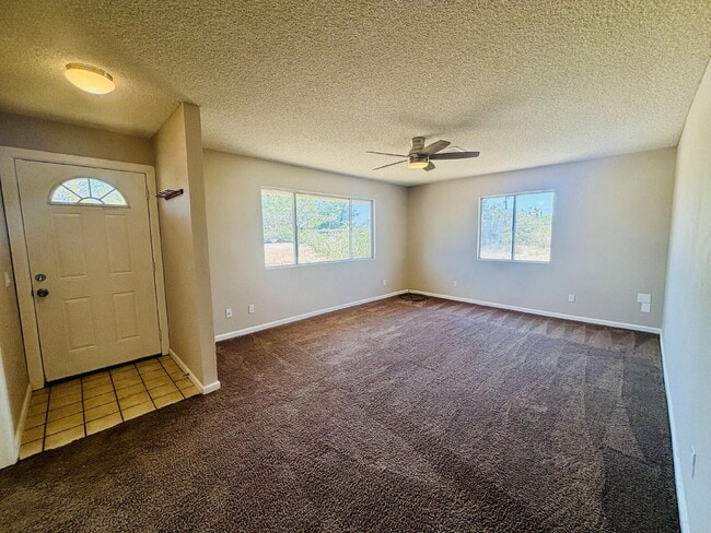 Building Photo - Charming 3-Bedroom with 2 Full Baths on th...