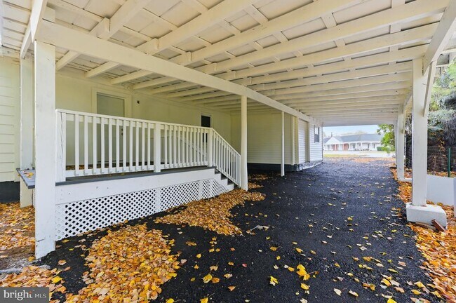 Building Photo - 667 S Broadway