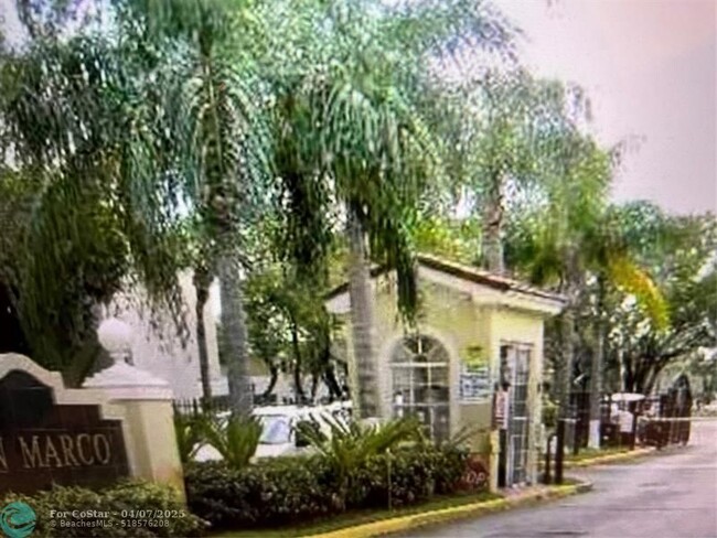 Building Photo - 8810 Fontainebleau Blvd