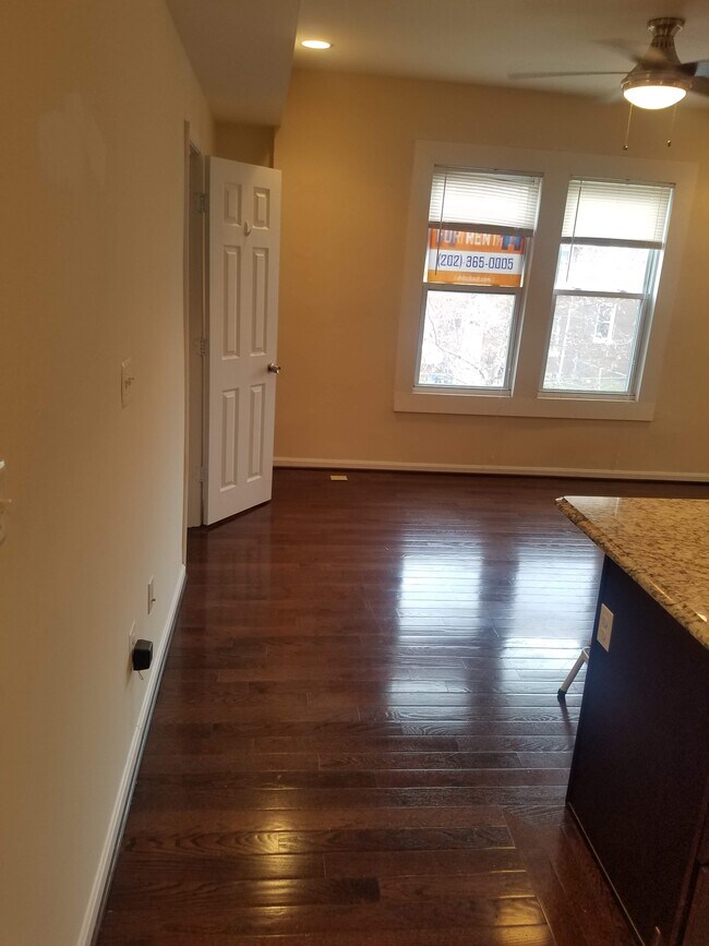 Building Photo - 1107 Penn St NE