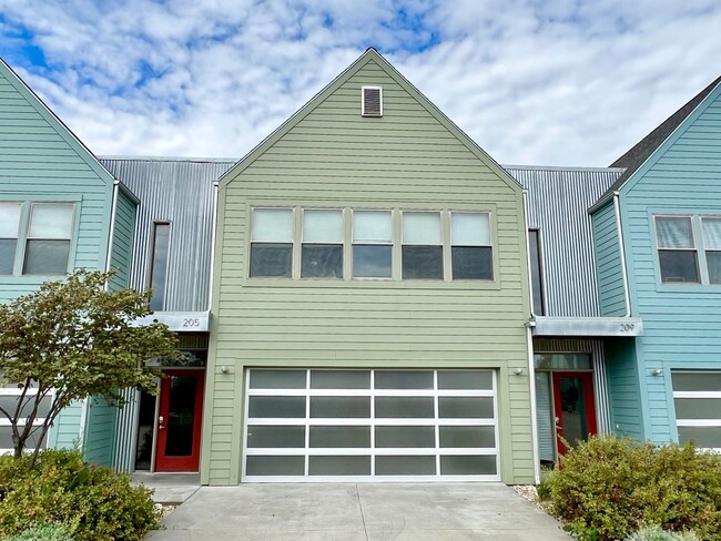 Building Photo - Stunning Modern Urban Loft – Spacious, Sty...