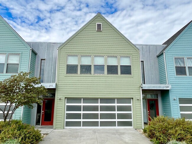 Building Photo - Stunning Modern Urban Loft – Spacious, Stylish, and Conveniently Located