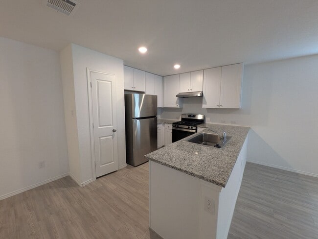 Building Photo - Fresh and Clean in New Braunfels!!