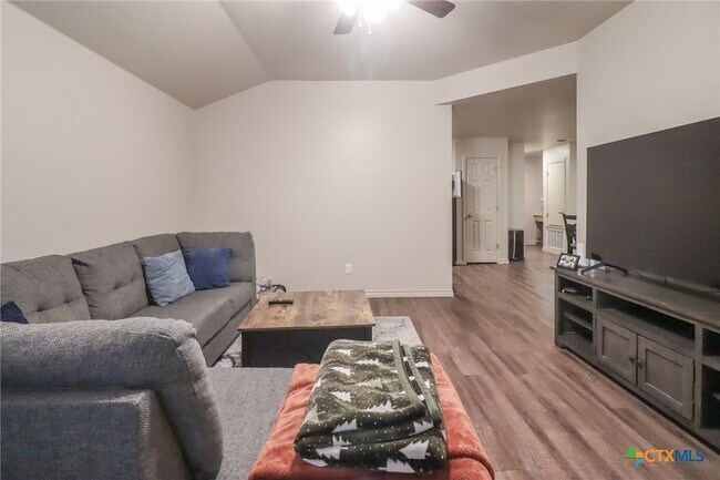 Building Photo - 1914 Castroville Trl