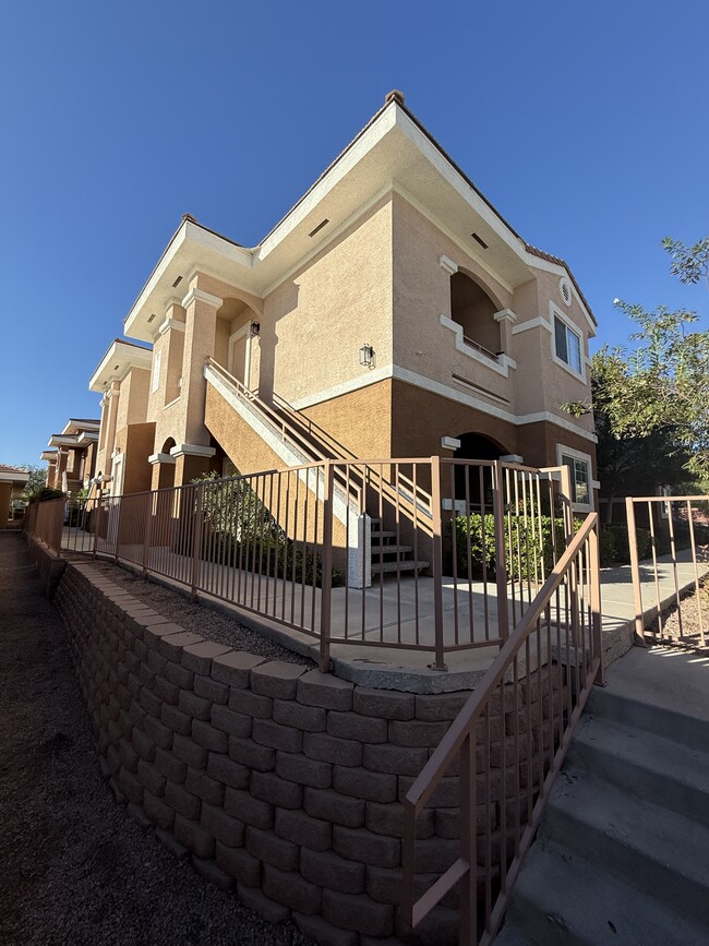 Building Photo - 830 Carnegie St