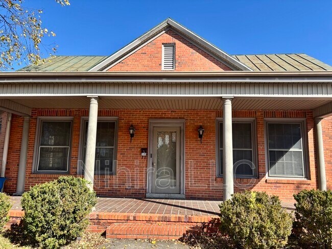 Building Photo - 310 W Broad St