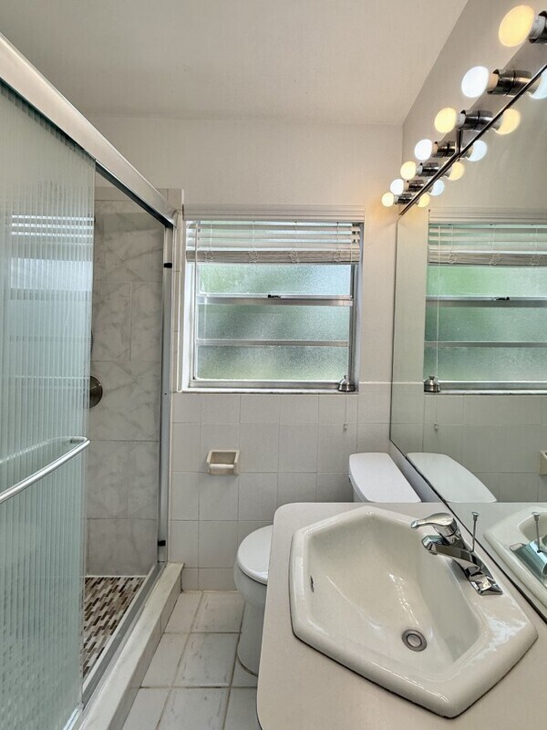 Building Photo - 1502 W Country Club Dr