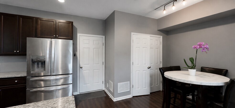 Dining - 1064 Worth Lane