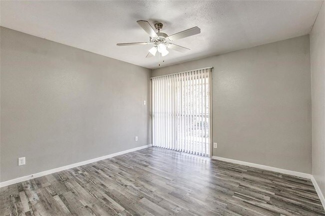 Building Photo - 2704 S Cockrell Hill Rd