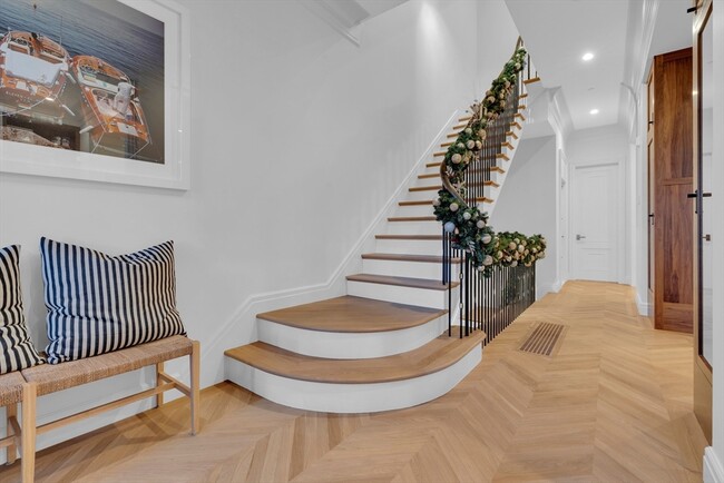 Building Photo - 352 Marlborough St
