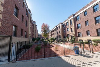 Building Photo - 832 W Waveland Ave