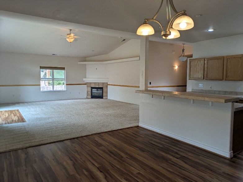 Building Photo - 1591 Roseanna Dr