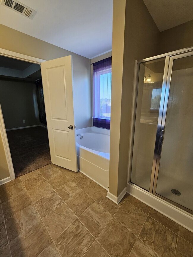 Building Photo - Great Home With Garage Parking Near Downto...