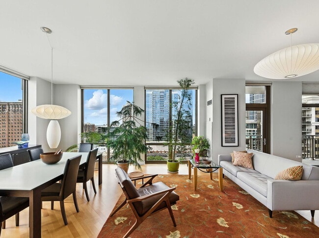 Building Photo - 1335 S Prairie Ave