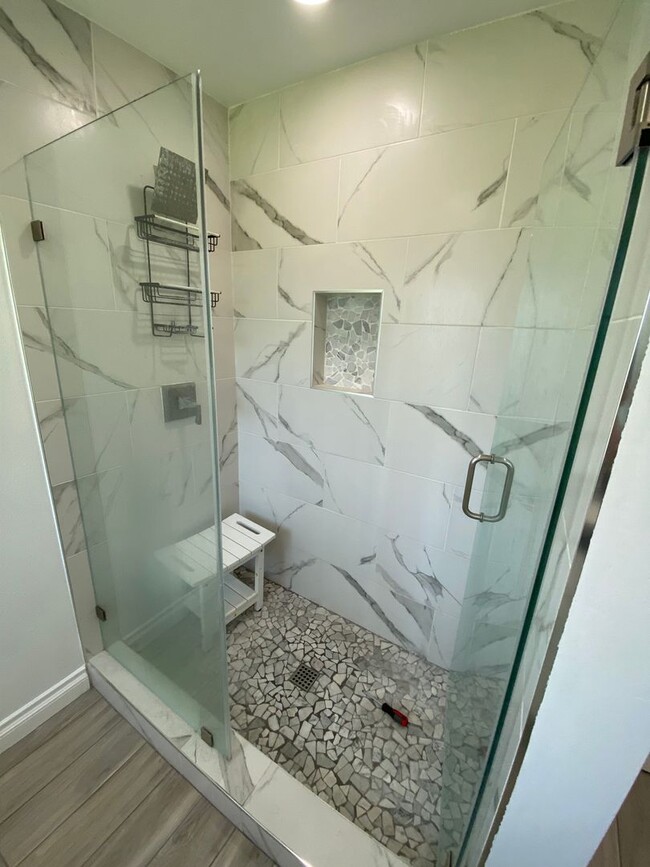 Building Photo - Spacious 2-Bed Townhome Near Everything Yo...