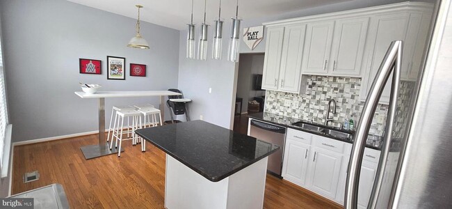 Building Photo - 45560 Lakemont Square