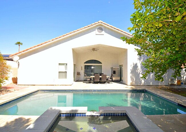 Building Photo - 5/3 Stunner in Cathedral City