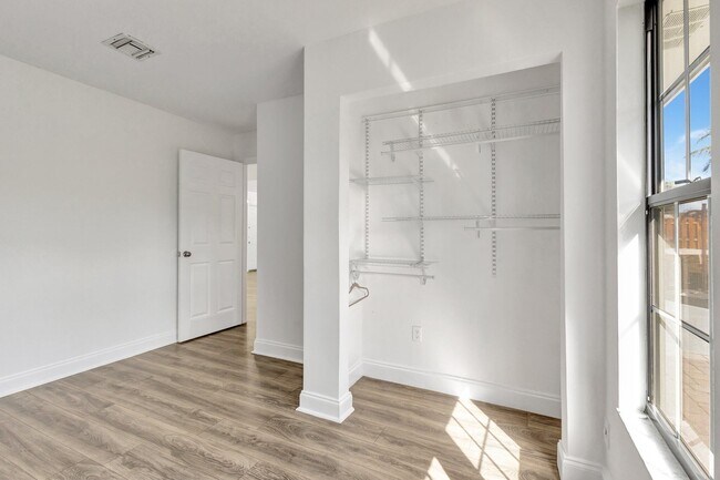 Building Photo - 9404 Longmeadow Cir