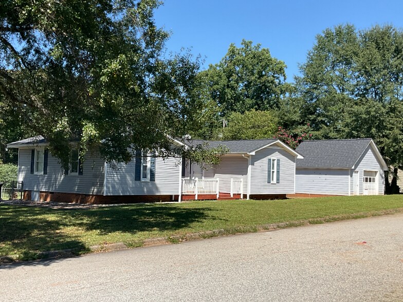 Building Photo - 220 Larchwood Dr