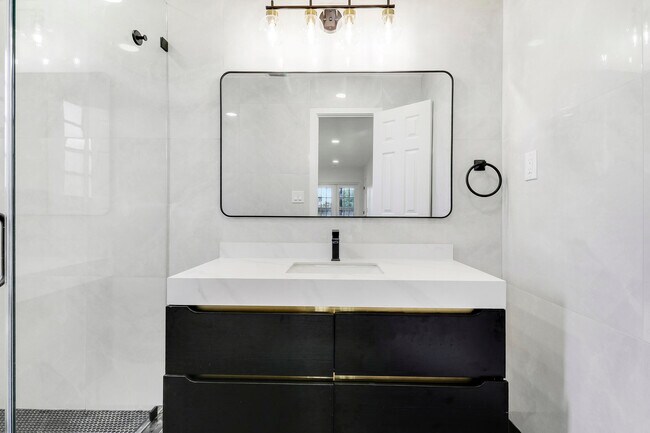 Building Photo - 1009 Alamanda Dr