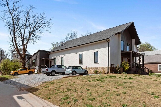 Building Photo - 955 Wylie St SE