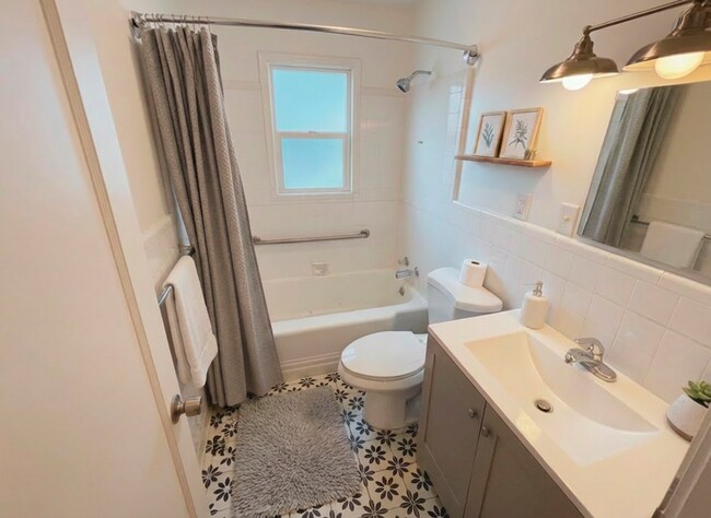 Building Photo - 1748 S Main St