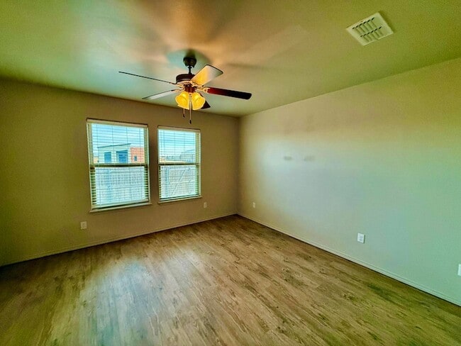 Building Photo - 909 Manchester Ct