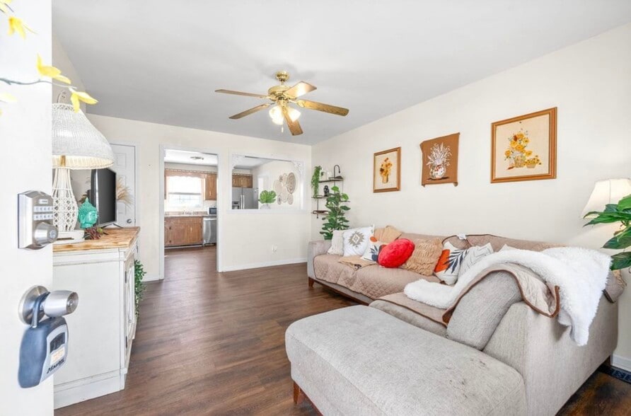 Building Photo - 1017 Bush Ave