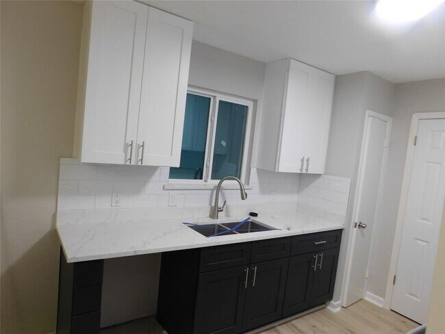 Building Photo - 10100 Woodglen Dr