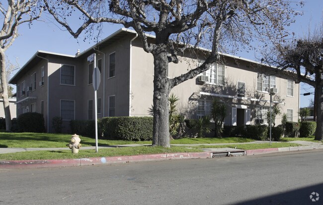 Building Photo - 5906 Hazeltine Ave
