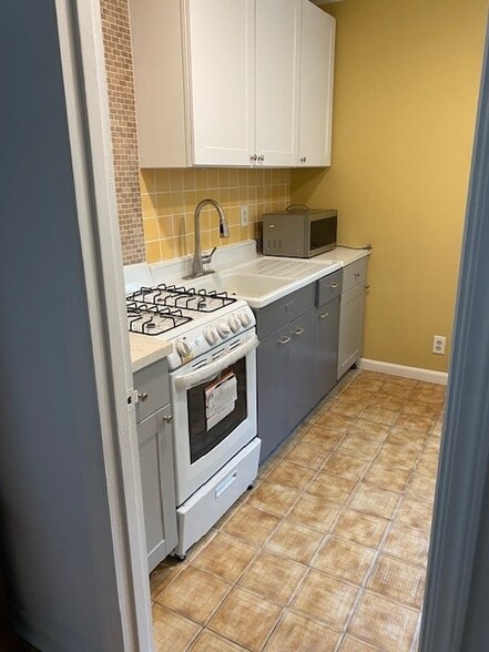New kitchen cabinets and stove - 501 S Church Ln