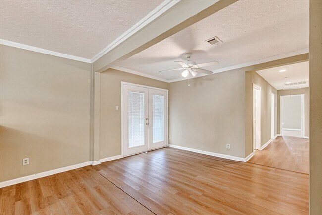 Building Photo - 1504 Lawrence Ave