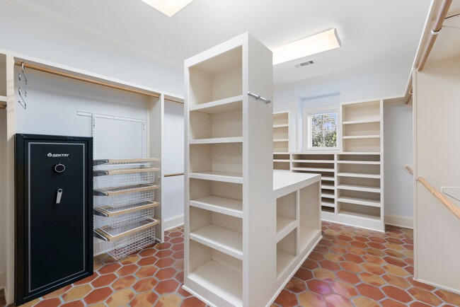 Building Photo - Elegant Living Minutes from the Medical Ce...